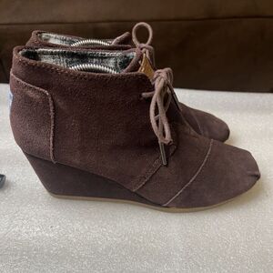 TOMS Women 7 Chocolate Brown Suede Desert Wedge Booties 2.5"